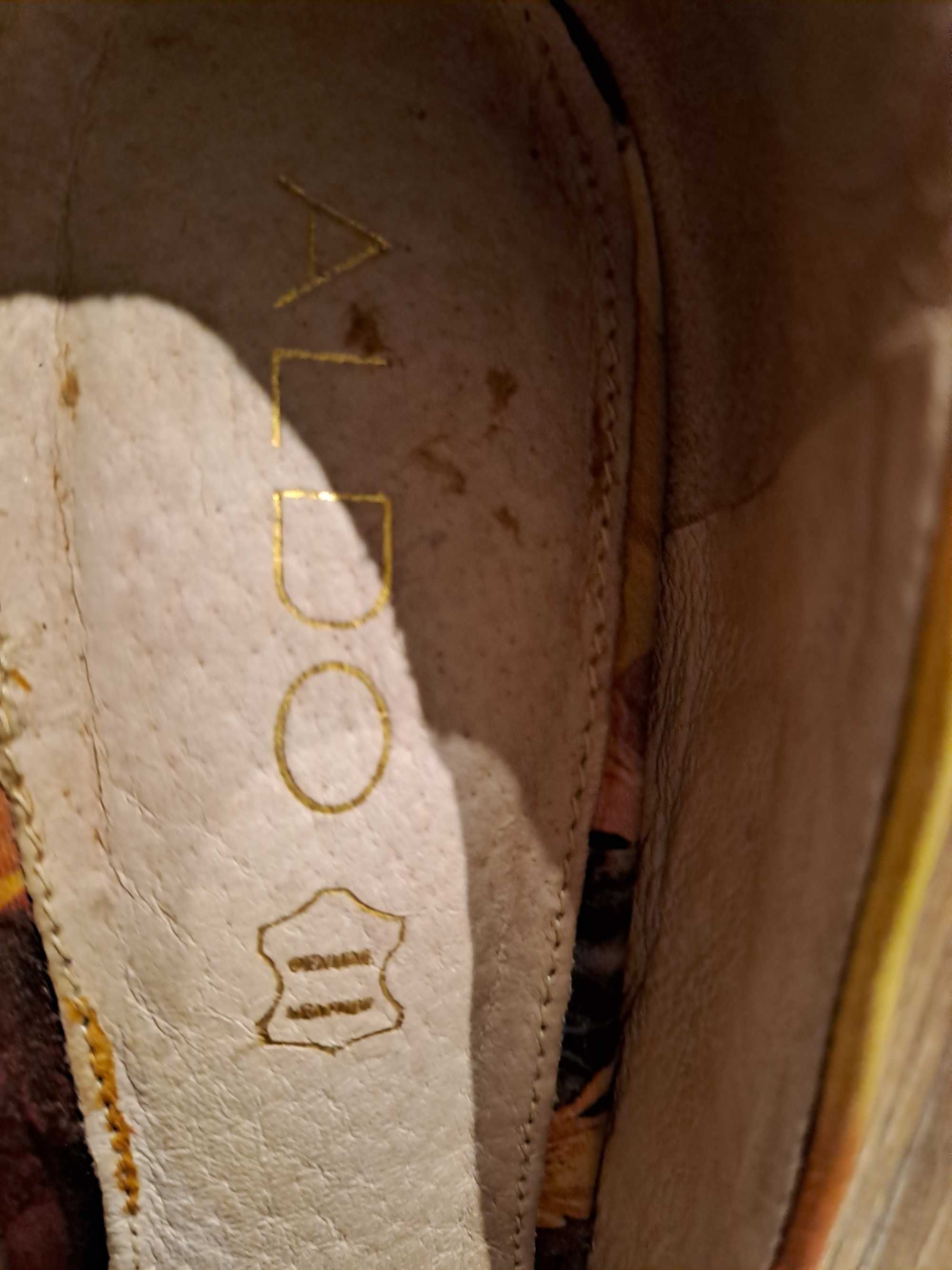 Sapatos abertos, forrados em tecido e com pedraroa