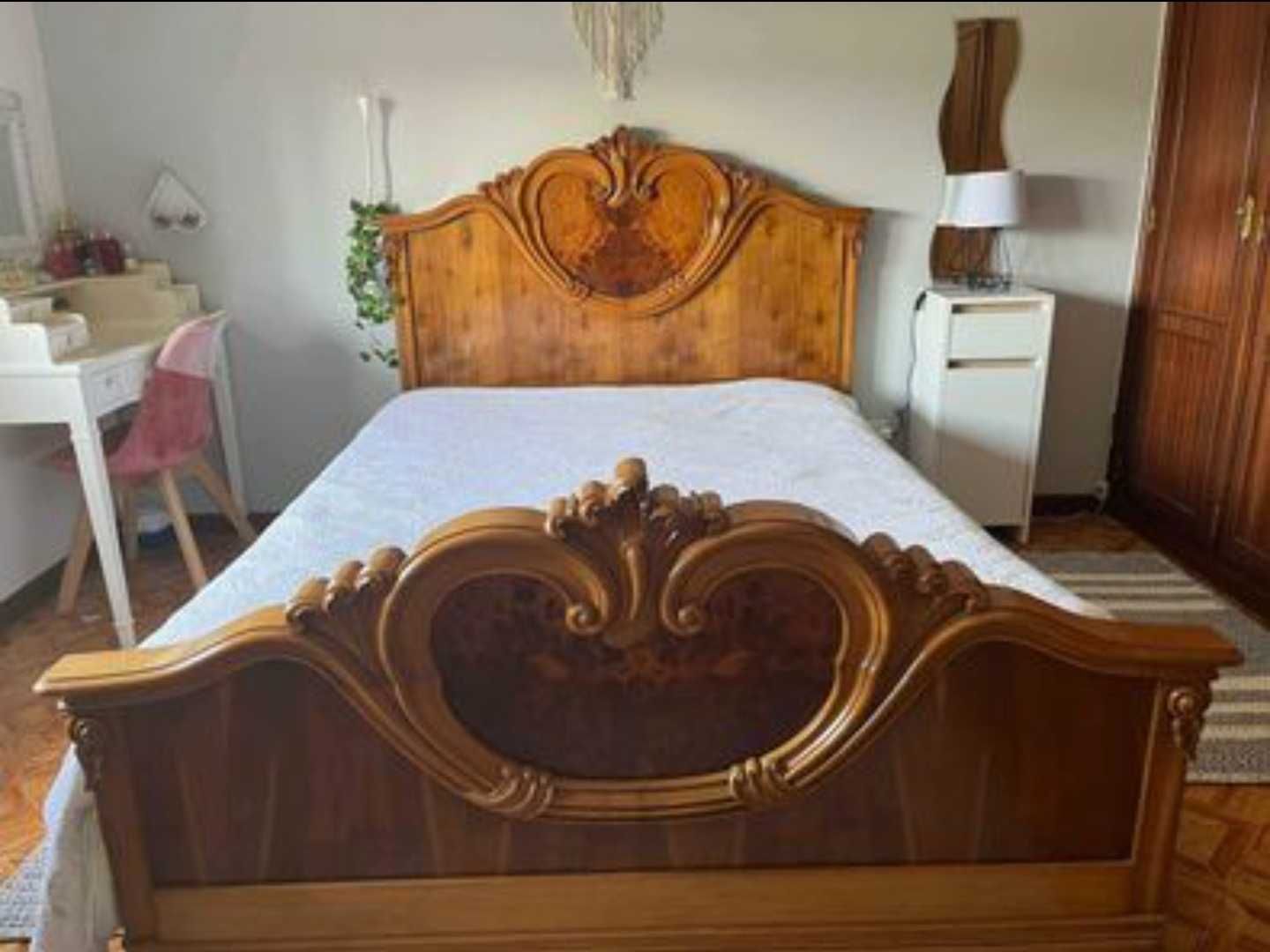 Cama de casal de madeira maciça...Exclusivo.