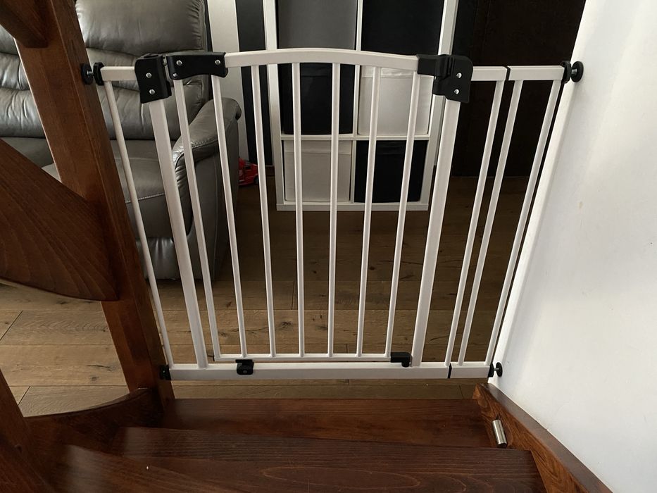 Biała bramka barierka zabezpieczająca ochronna do drzwi schodów 83-92