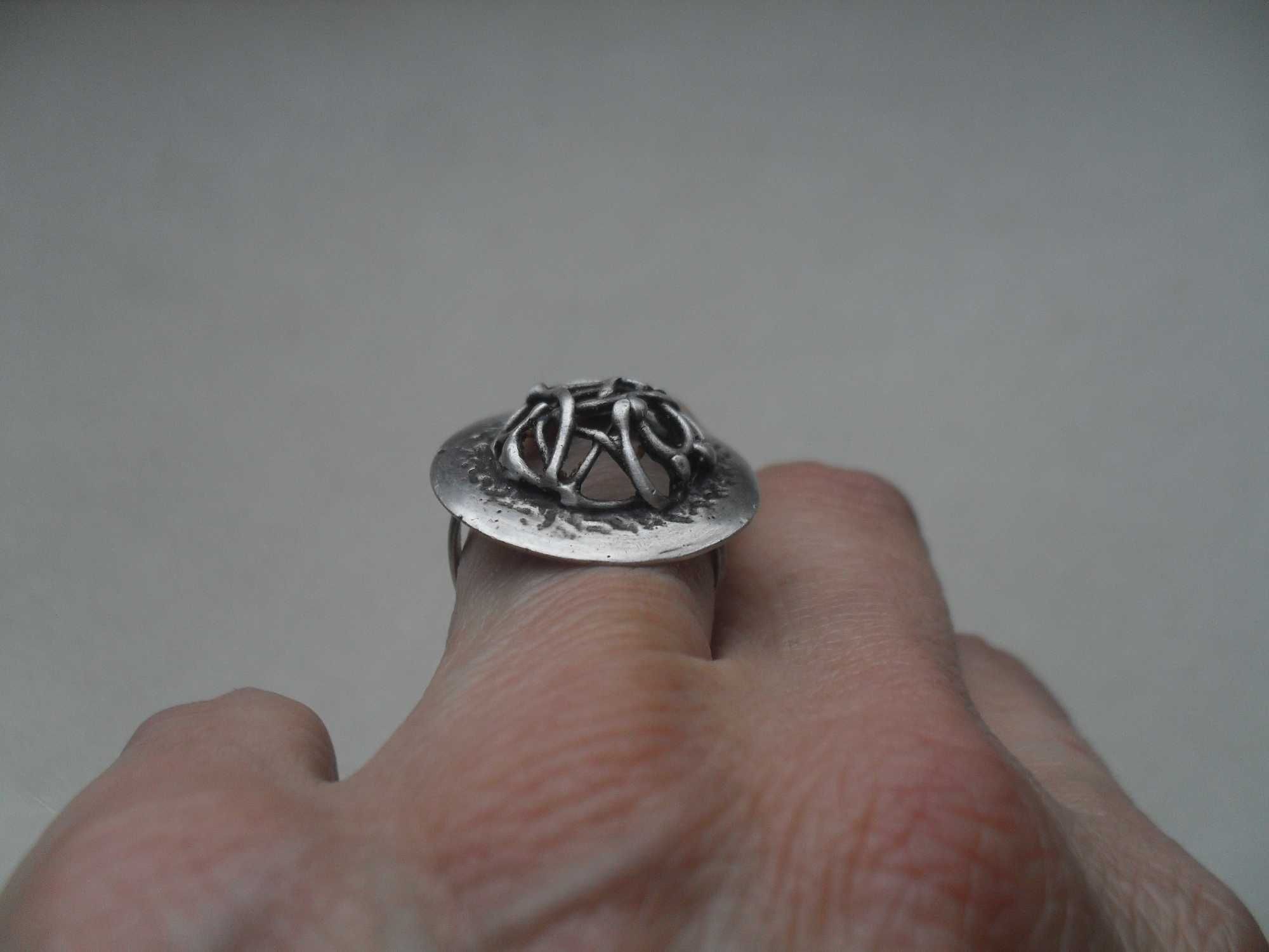 Srebrny pierścionek -"kapelusz" z abstrakcyjnym wzorem cena- ost