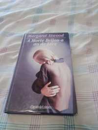 A morte beijou-a ao de leve - Margaret Atwood
