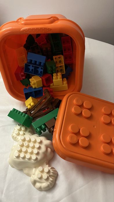 Caixa blocos de construção com animais e peças variadas