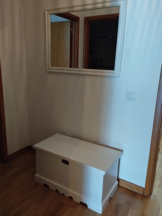 Espelho e baú para arrumação