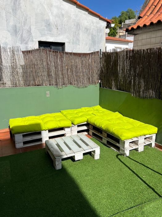 Sofá de Exterior em Paletes com Almofadas e Mesa de Centro com Vidro