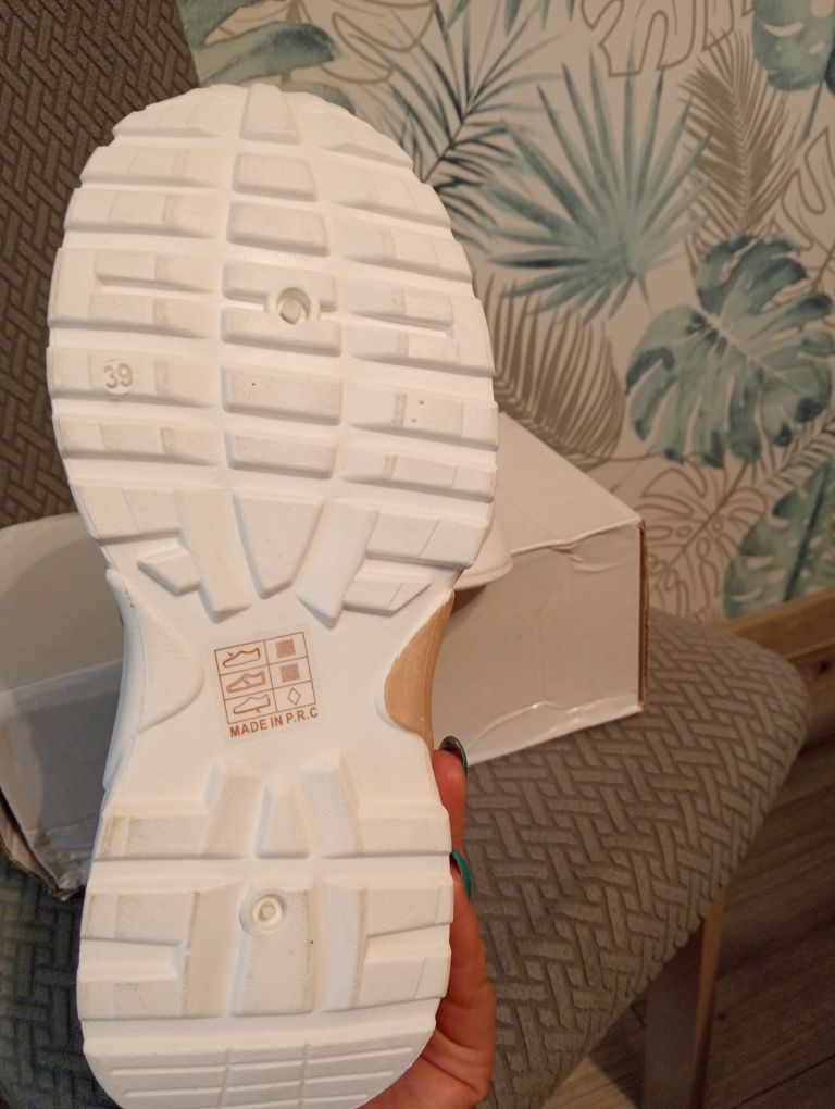 Sneakersy damske z łańcuchem 39