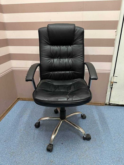 Крісло офісне на хромованих колесах в повністю працюючому стані