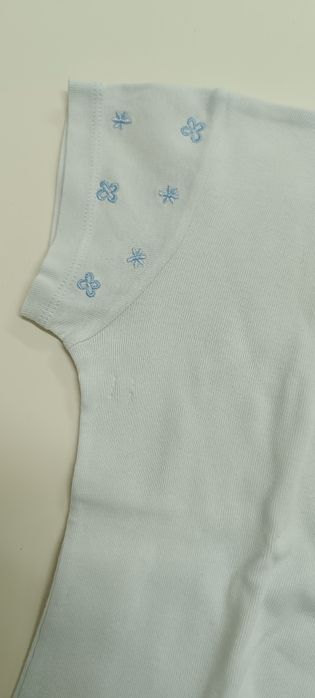 T shirt de menina marca Benetton . Usado