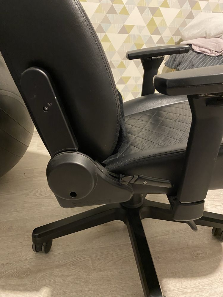 Fotel gamingowy / biurowy noblechairs ICON – klasa premium!