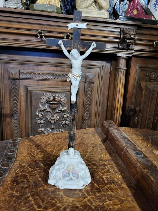 Stary porcelanowy krzyż Anioł pasyjka