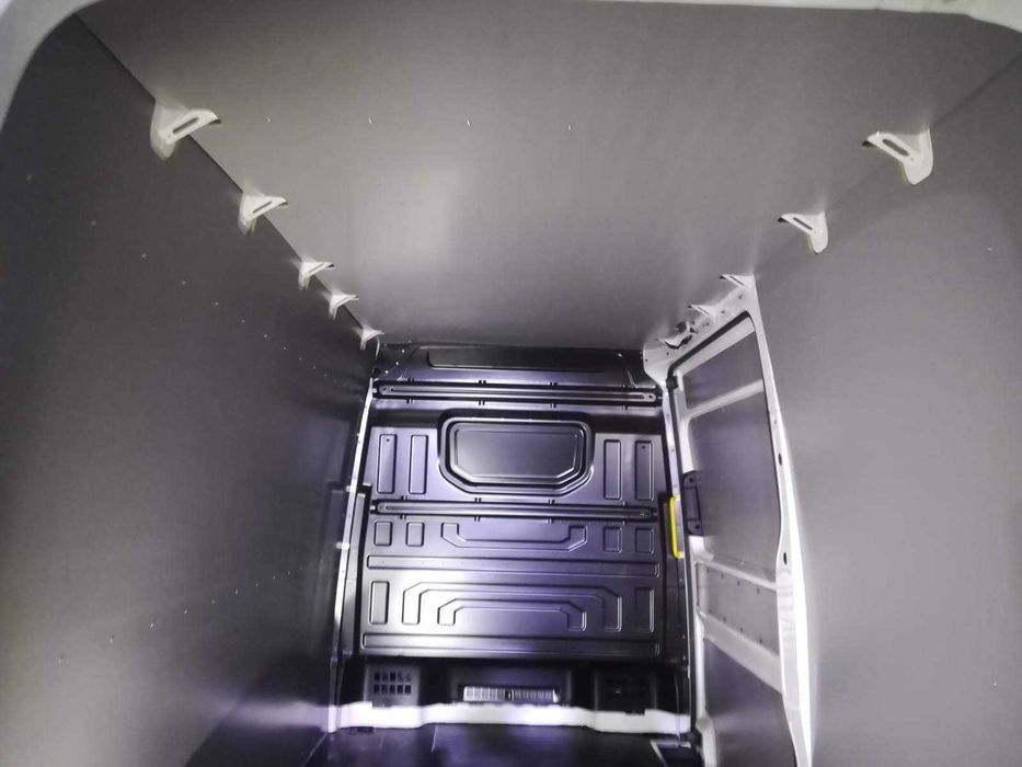 Zabezpieczenie wnętrza paki auta dostawczego VW Crafter L4