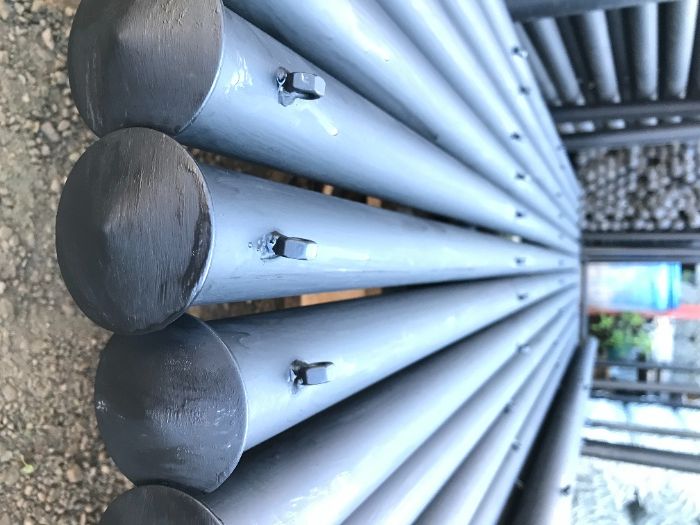 Słupki stalowe pod siatkę