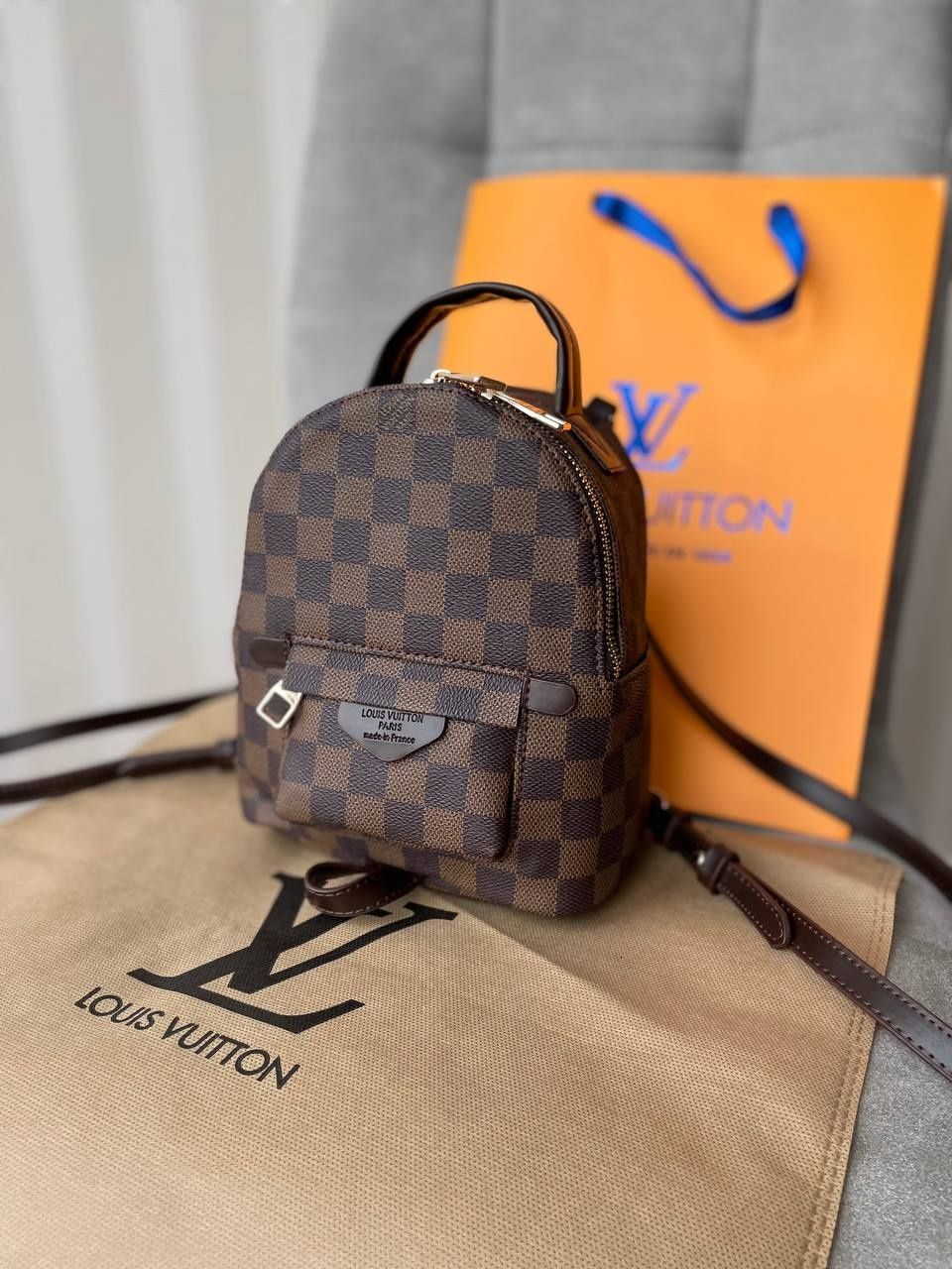 Рюкзак LOUIS VUITTON

•Розмір: 21/16
•Ремішки  
•1 відділ та карман