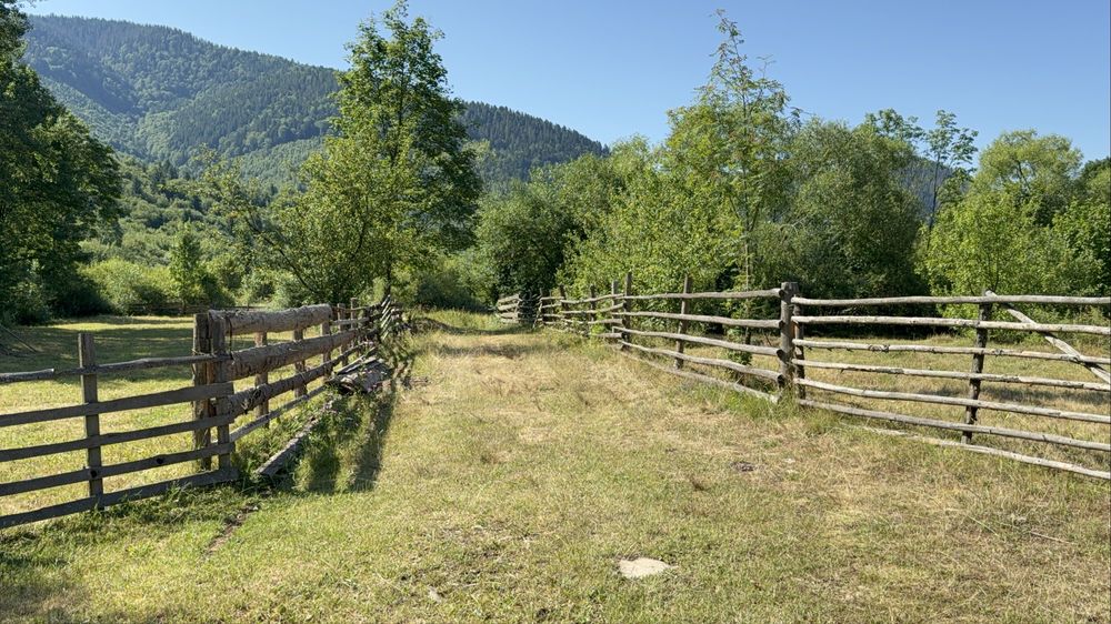 Продається 10 сотих у горах в курортному селі