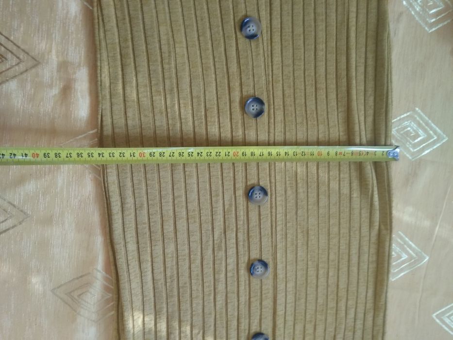 Ołówkowa sukienka z guzikami