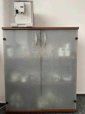 szafka do biura ze szklanymi drzwiami