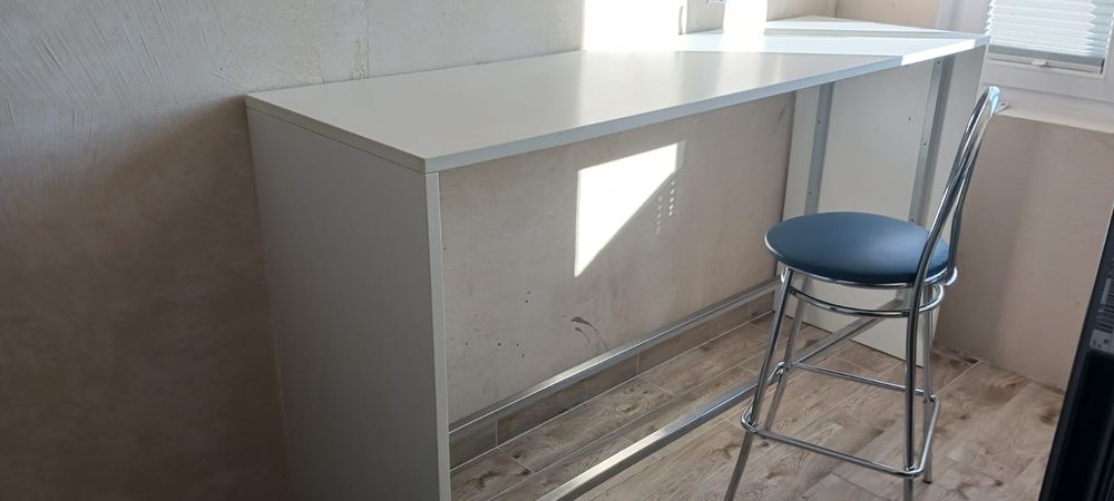 Stół barowy z hokerem