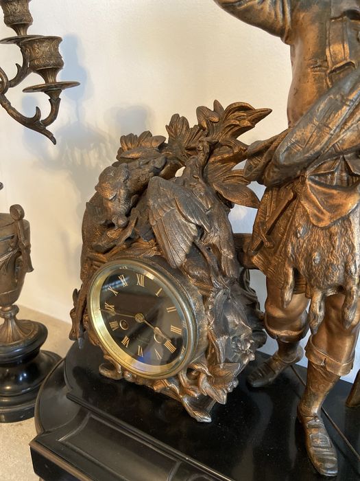 Relógio + 2 Castiçais Liga de Zinco Estilo Francês