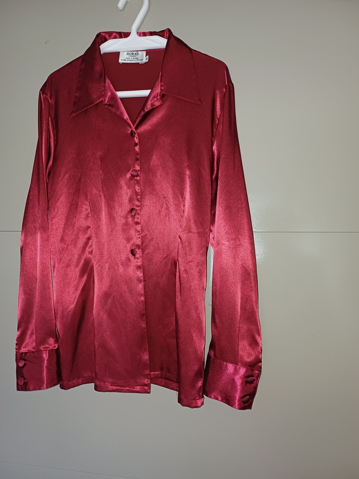 Blusa cor vinho, manga comprida, tipo cetim com elasticidade, cintada