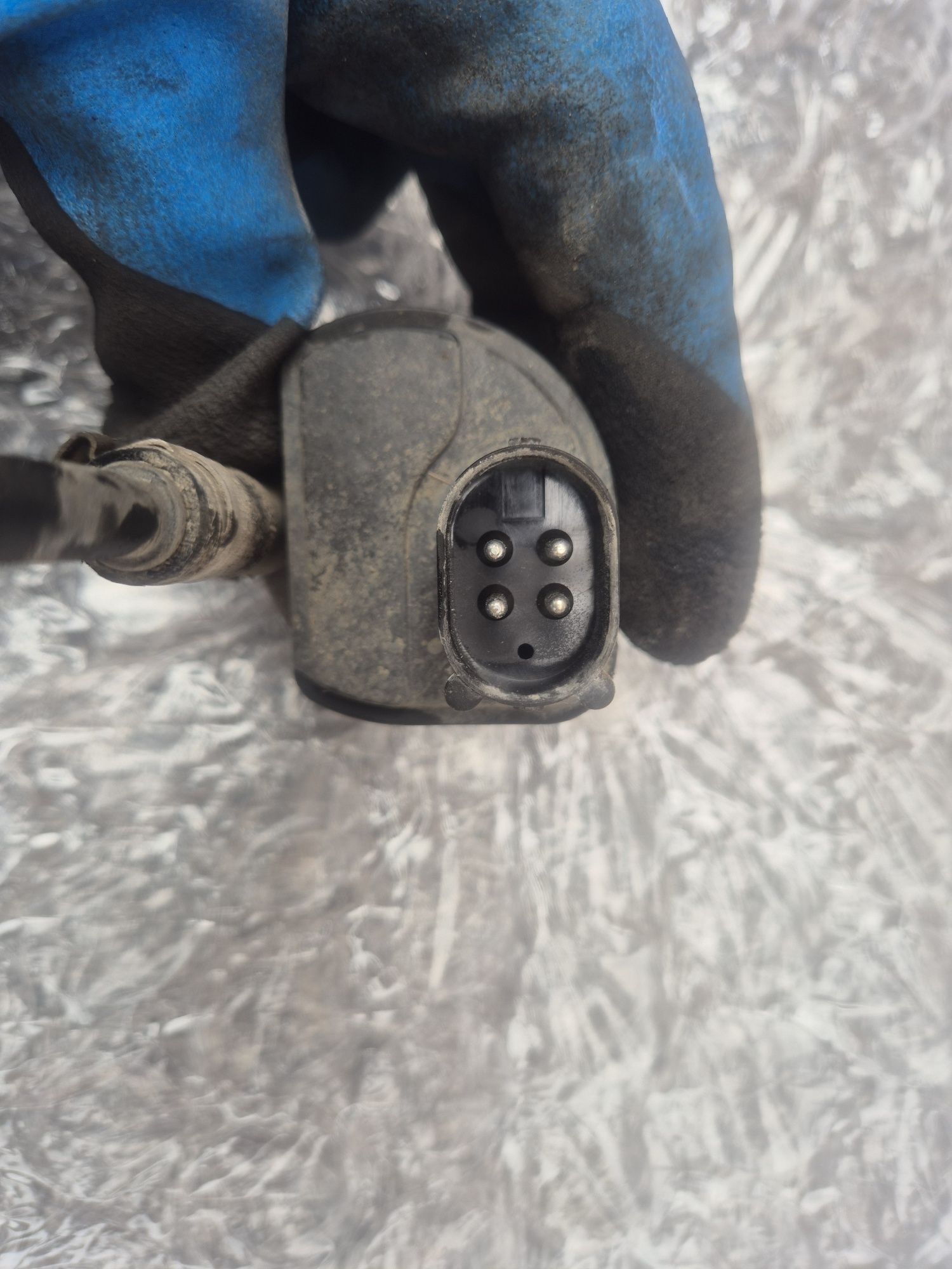Podgrzewacz paliwa 4pin Bmw E60 E61 E90 E87 X3 E83 2.0d M47 2.5d 3.0d