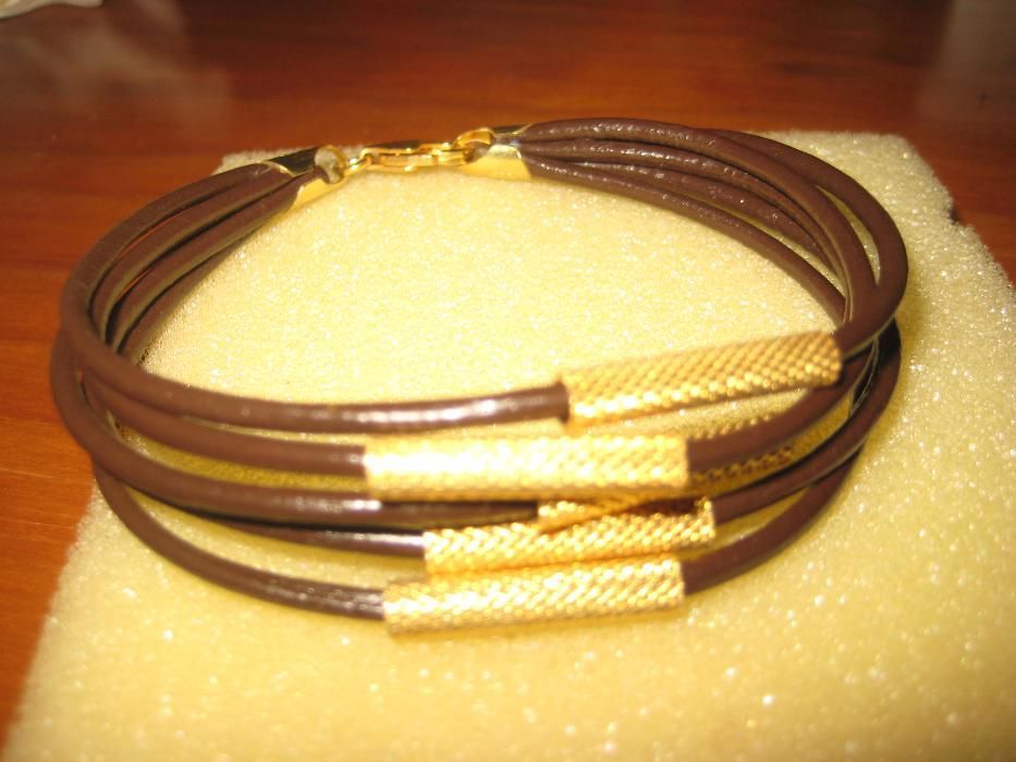 Pulseira couro c/fecho e aplicações prata dourada(NOVA)