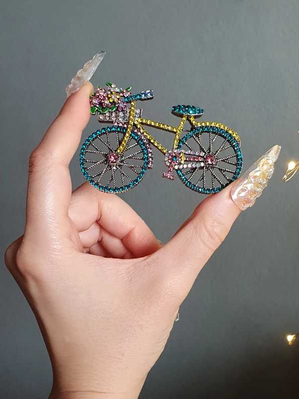 Broche / pregadeira / alfiente bicicleta com cristais multicolor