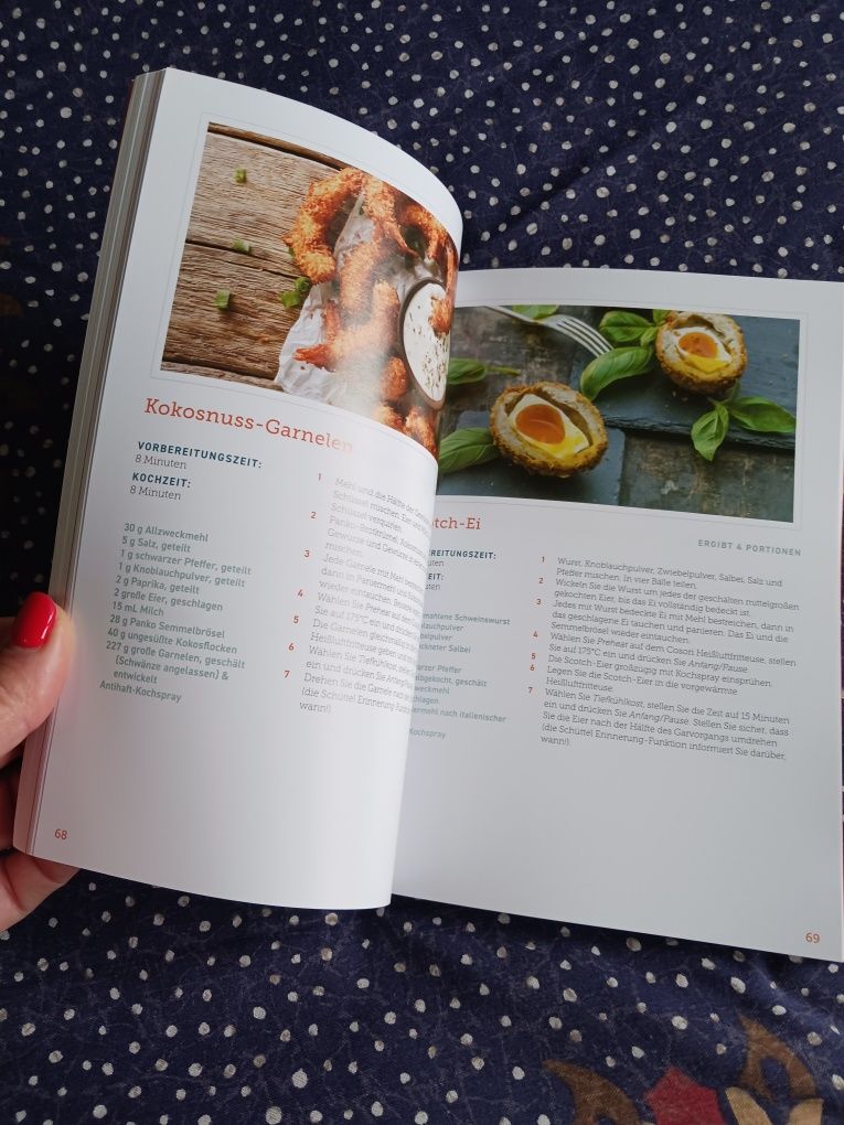 Livro de receitas para air fryer em francês  e alemão. Cosori