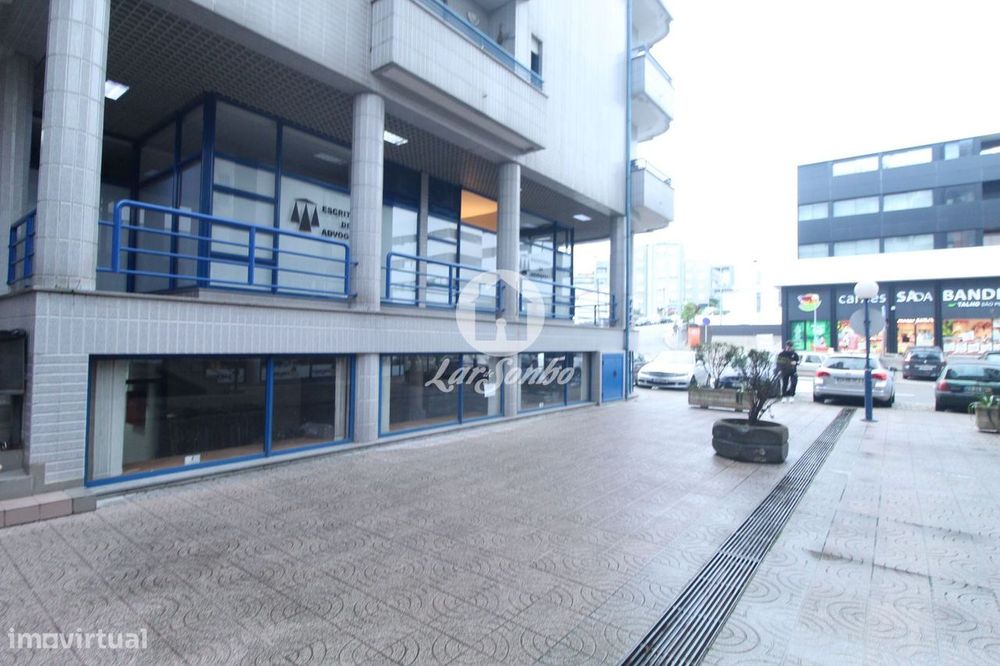 Loja com 80m2 para venda no centro de São Pedro da Cova, Gondomar