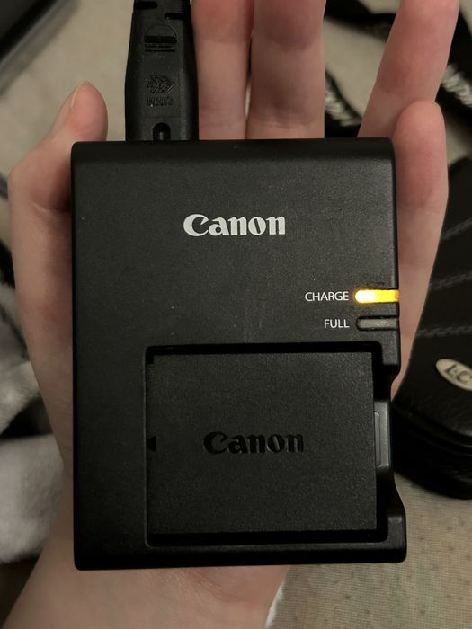 Фотоапарат Canon EOS 2000D