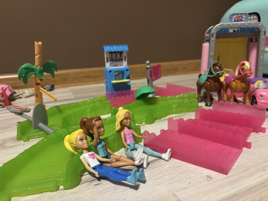 Barbie tor, uzywany z 3 lalkami i 3 autkami na zjdeciu są 4 zestawy .