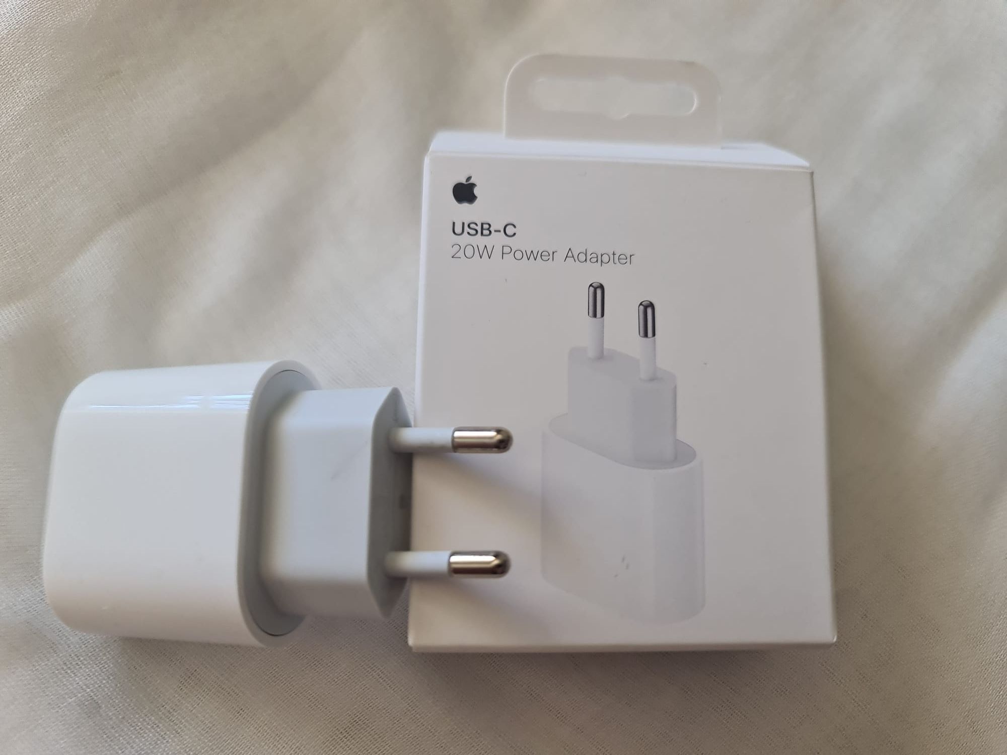 IPhone 14 Pro Max c/ capa, carregador USB-C novo e fio USB-C novo