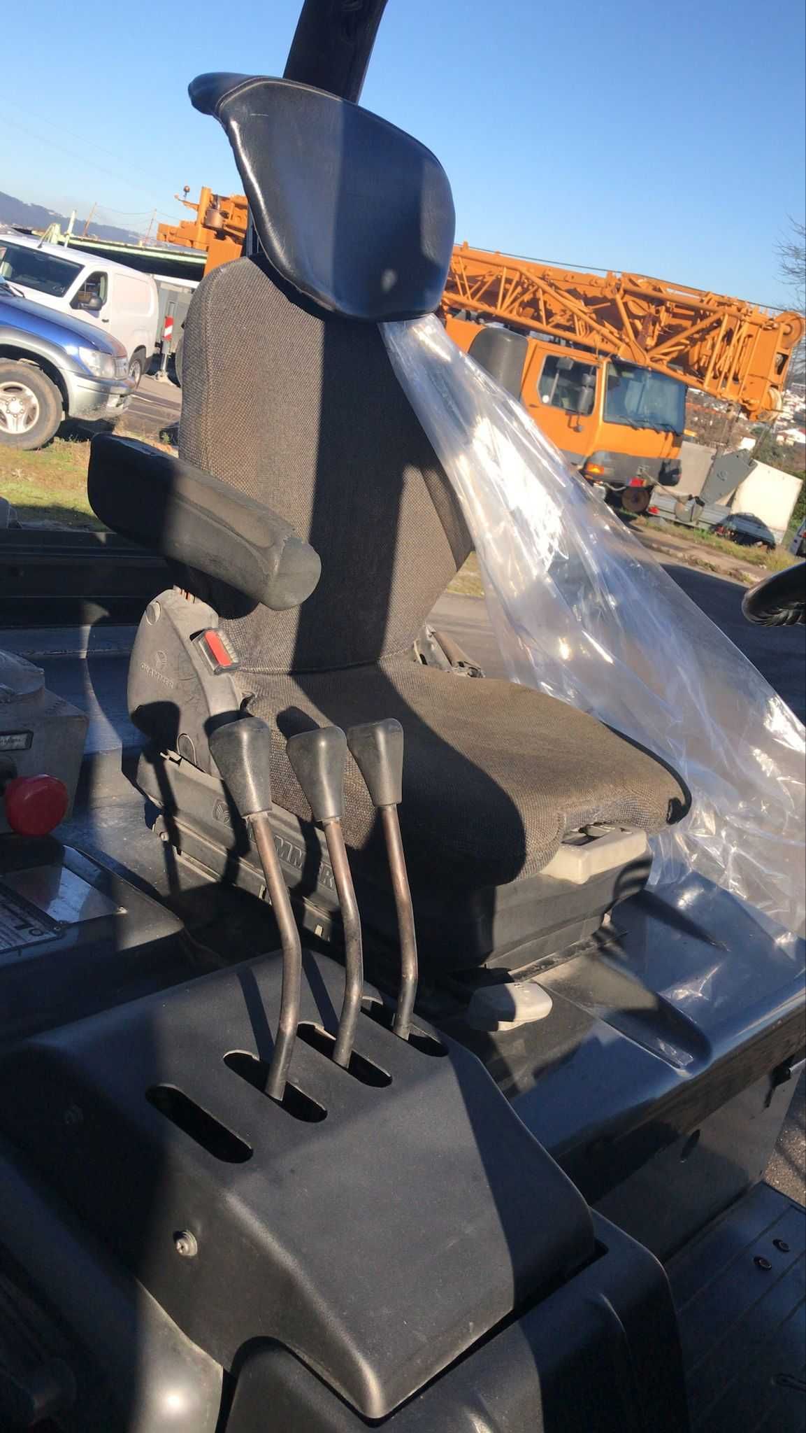 Empilhador Nissan - com bateria nova - ano 2013