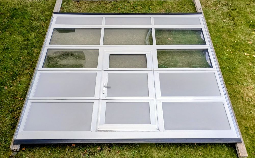 Brama z drzwiami  segmentowa garażowa panelowa aluminiowa przem
