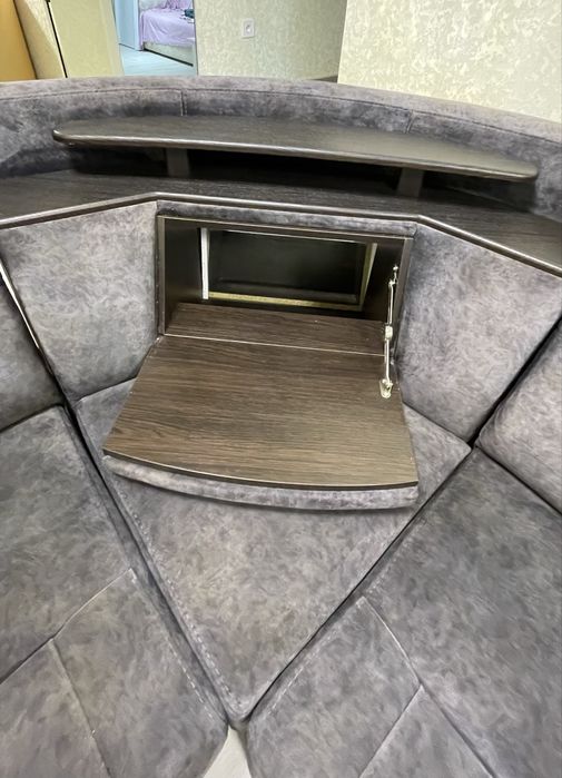 Диван темно сірого кольру