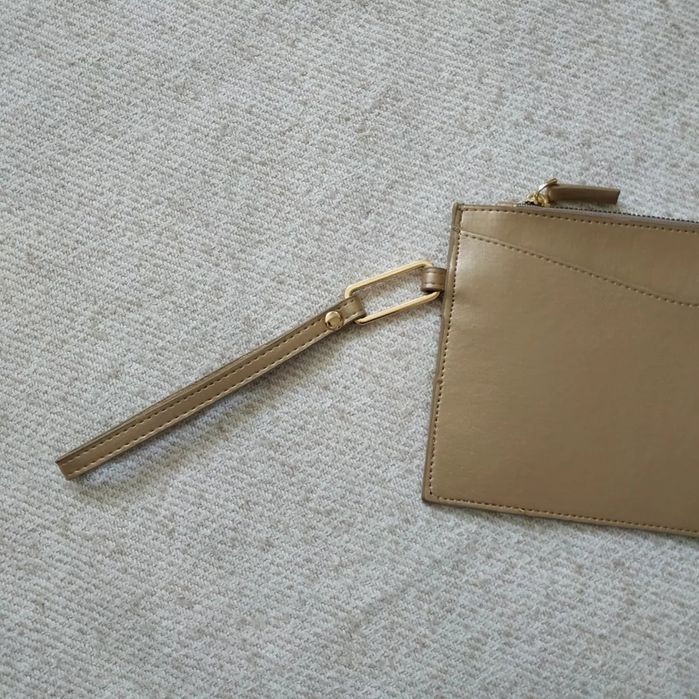 Клатч жіночий золотистого кольору з ремінцем на руку