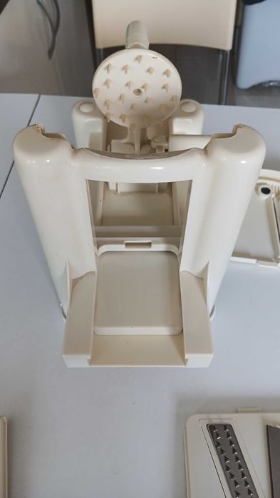 Máquina manual para cortar e ralar legumes e queijo