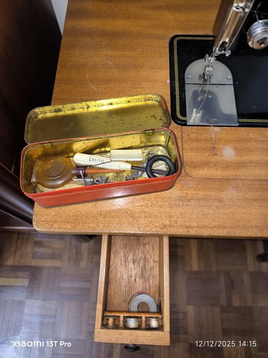 Máquina de costura Oliva com assessórios impecável