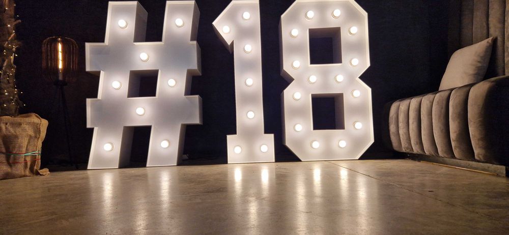 Wynajem cyfr LED „18” – idealne na osiemnastkę!