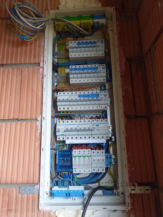 Montaż napęd do bram,monitoring,domofony jak i cała elektryka.