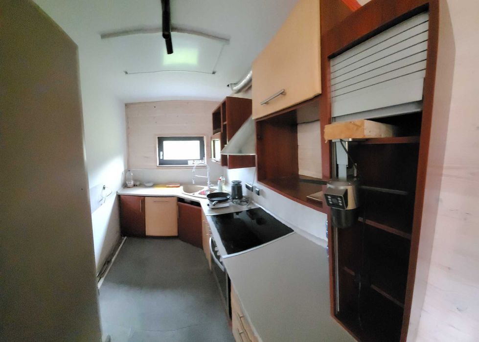 Mały, nowy dom z garażem na dużej działce