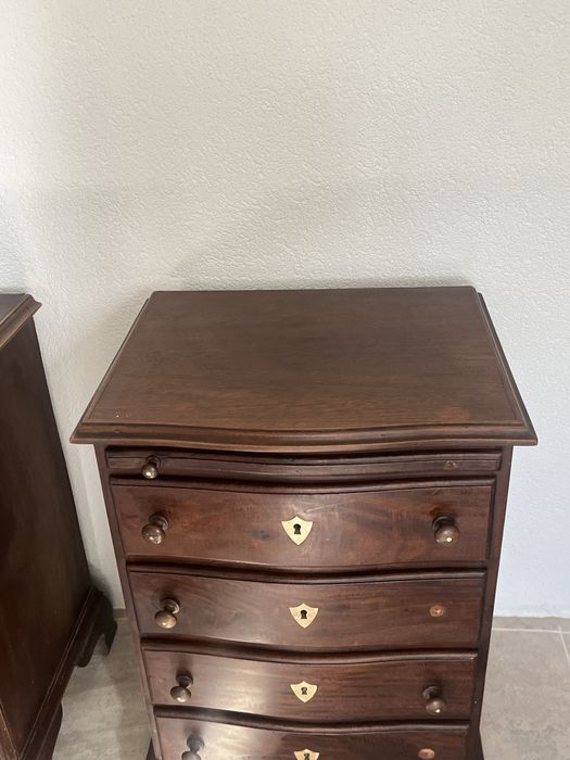 Mesa de cabeceira classica