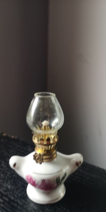 Lampka naftowa porcelanowa wysokość 8 cm