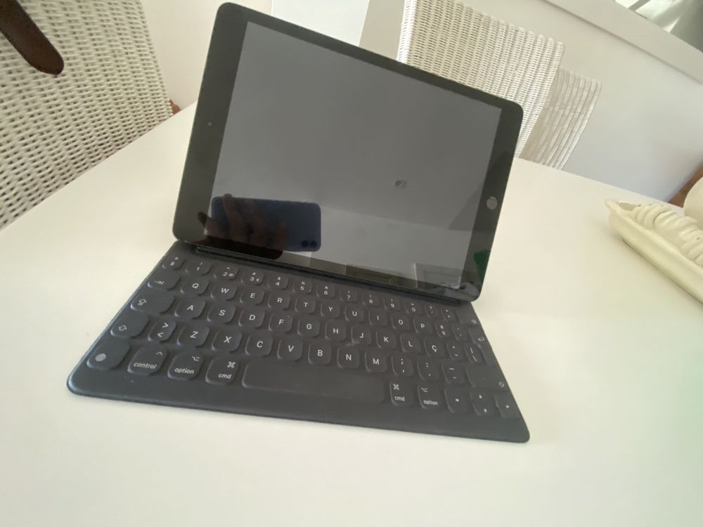 iPad 8th Generation 32gb com Apple Smart Keyboard