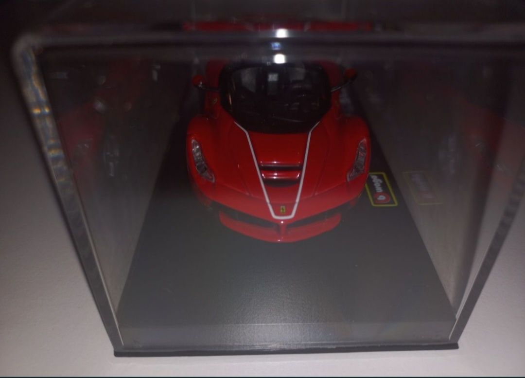 Bburago Ferrari Laferrari aperta czerwone, pod kloszem, skala 1:43.