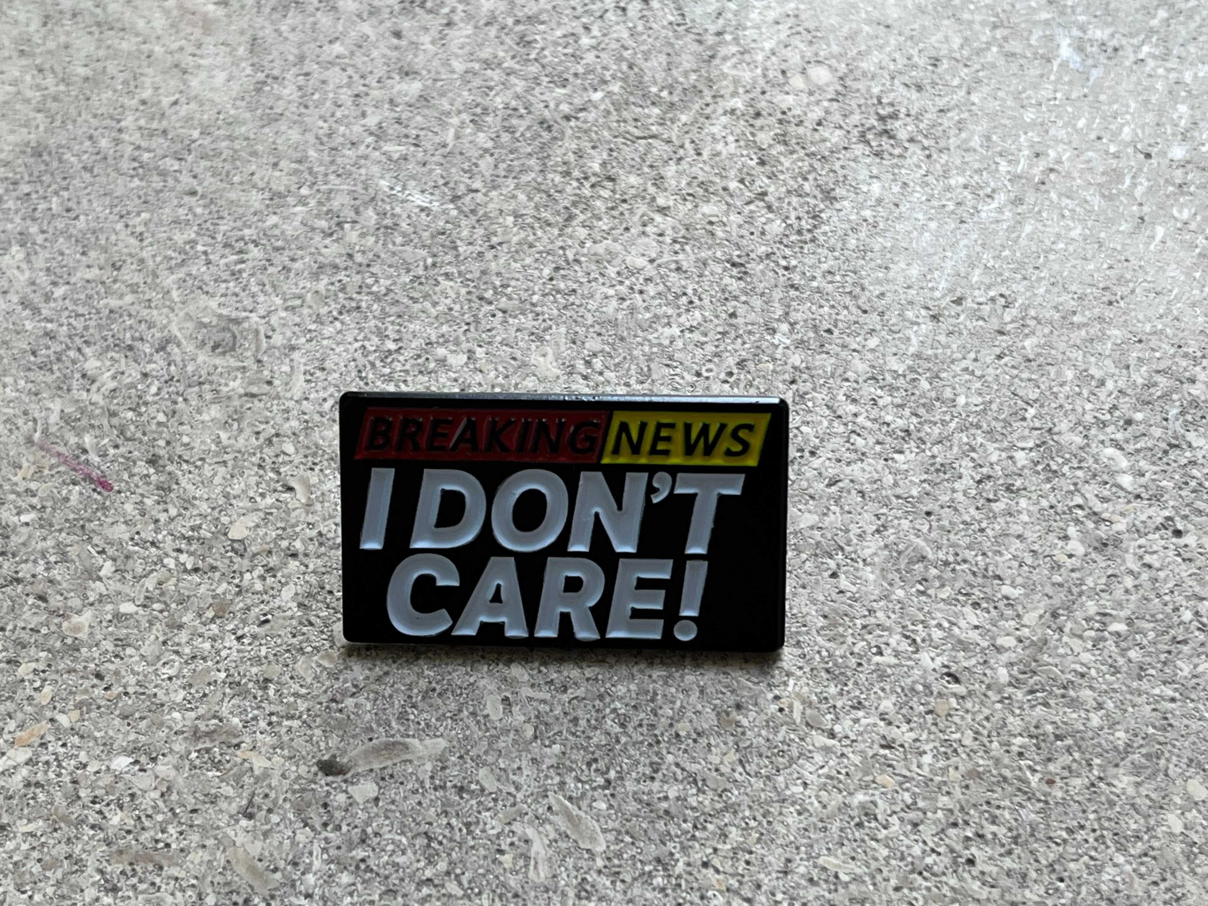 Pin Estilo "Breaking News: I Don't Care" - Novo, Selado