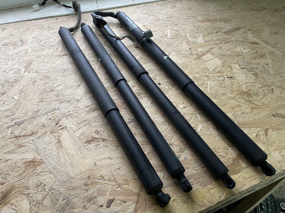 Амортизатор кришки багажника Tesla Model Y опора ляди Тесла Модел У