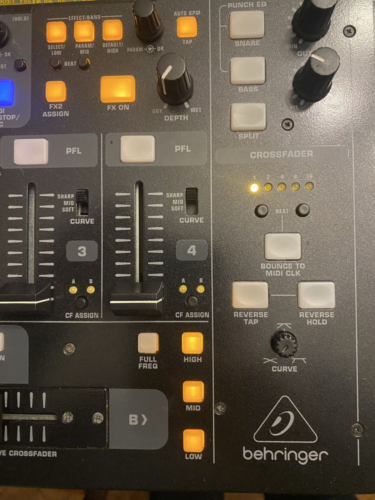 Mesa de mistura Behringer DDM 4000