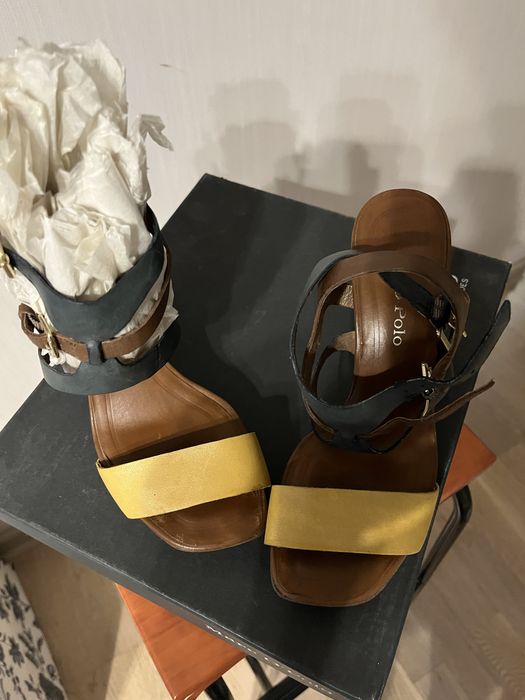 Босоніжки на підборах