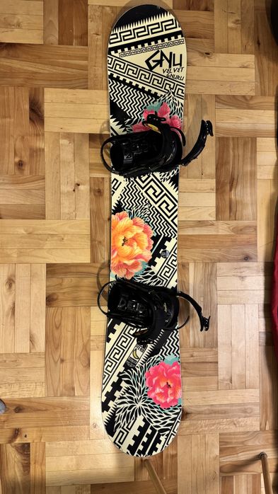 Deska snowboardowa damska GNU Velvet Gnuru + zapięcia Drake DL