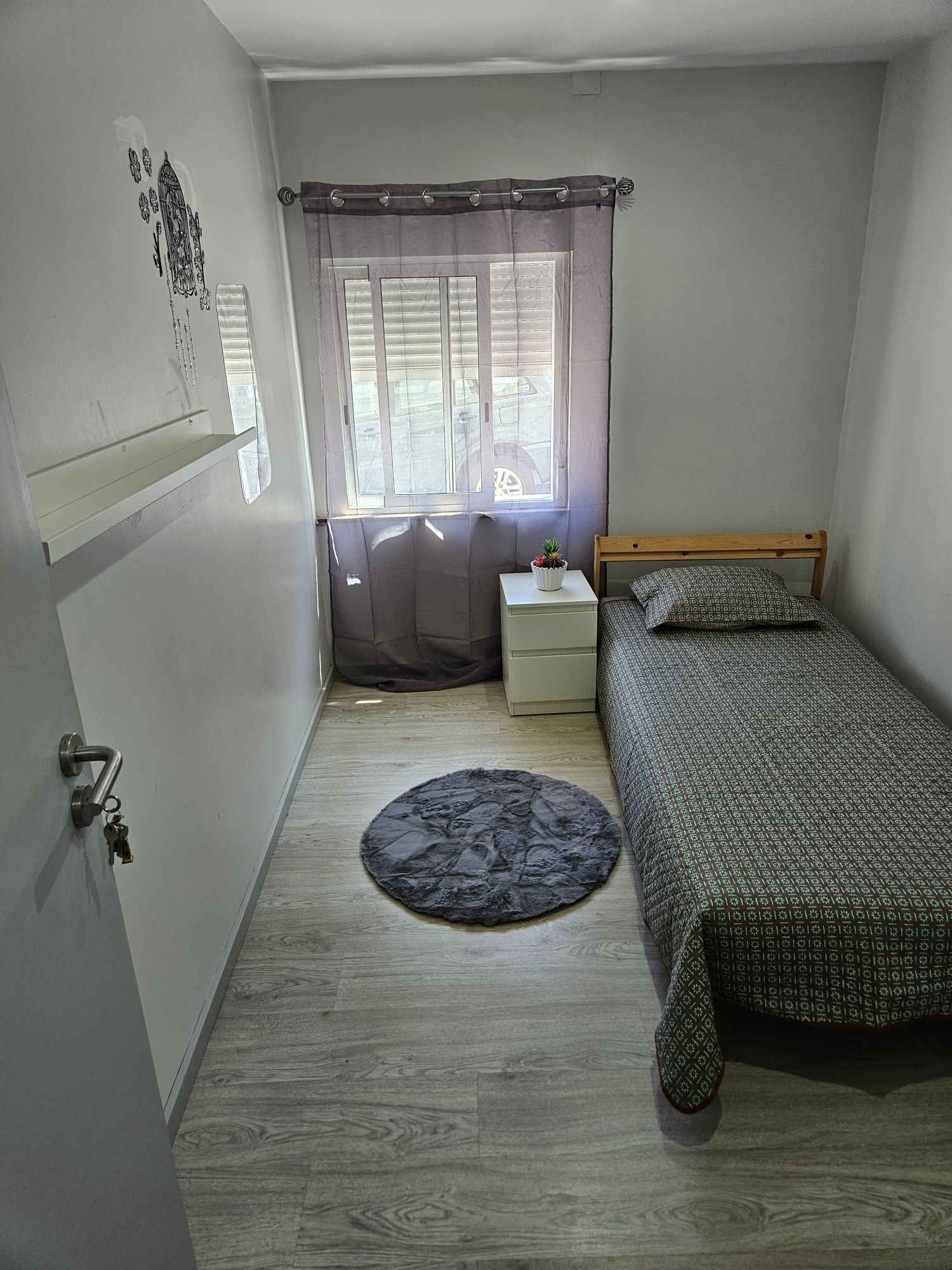 Alugo 1 Quarto em Moradia