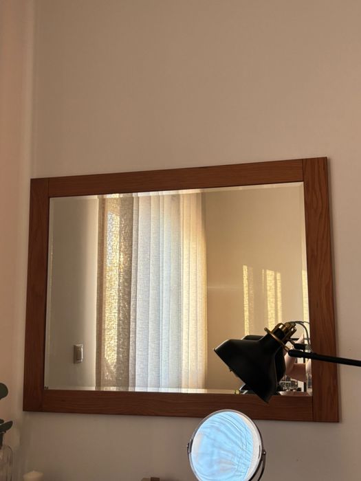 Espelho decorativo com moldura em madeira